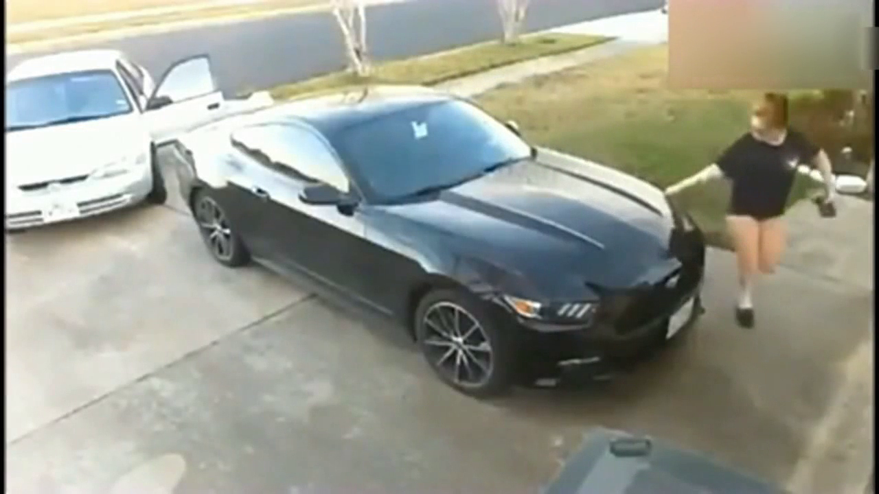 金发美女来到跑车前，突然不对劲，荒唐的画面发生了