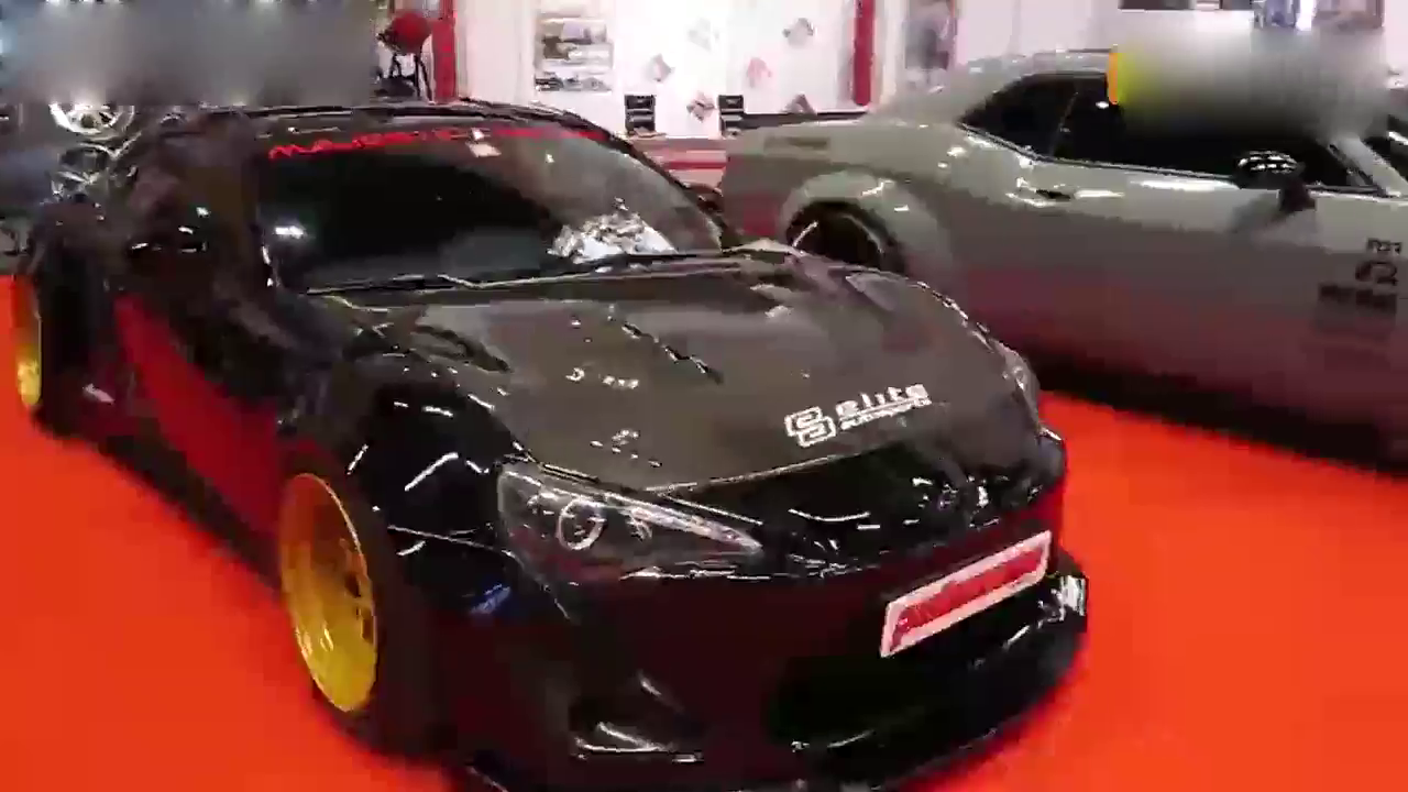 酷毙了 实拍中东迪拜改装性能车展会