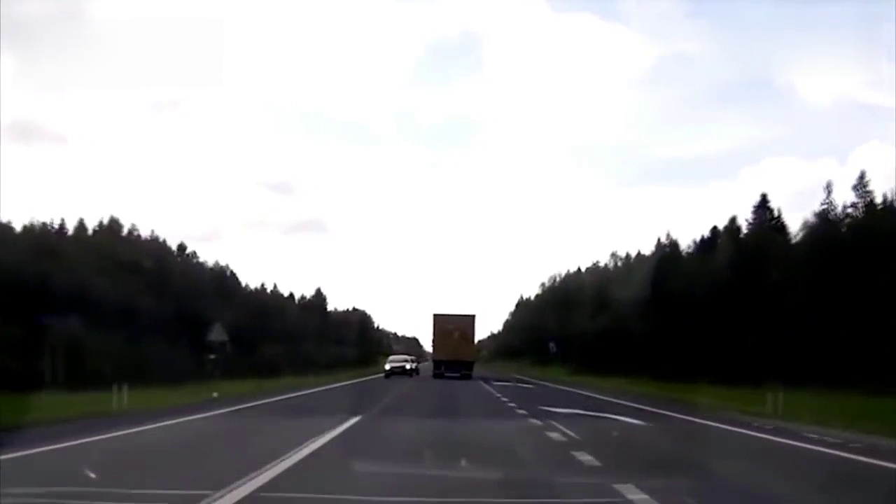 看见大卡车在车边，已经预测到结果了