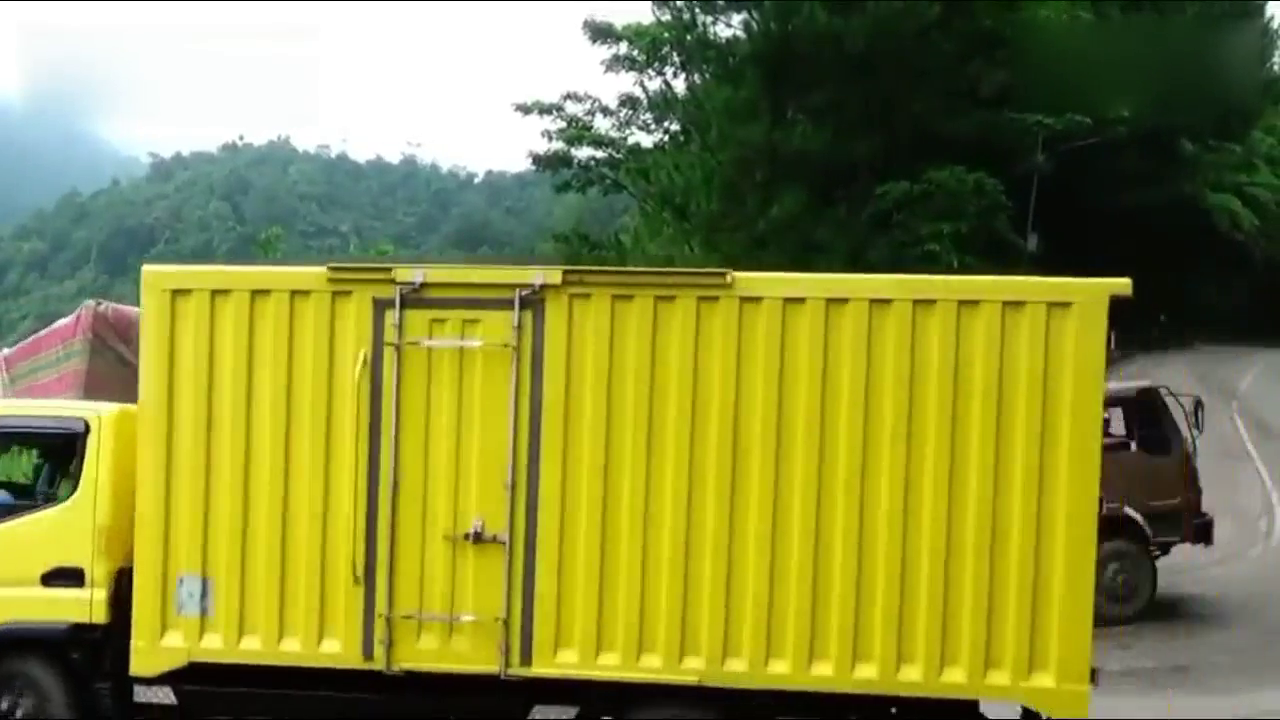 看，一辆卡车被困在一个死亡弯曲的角落里，在那里