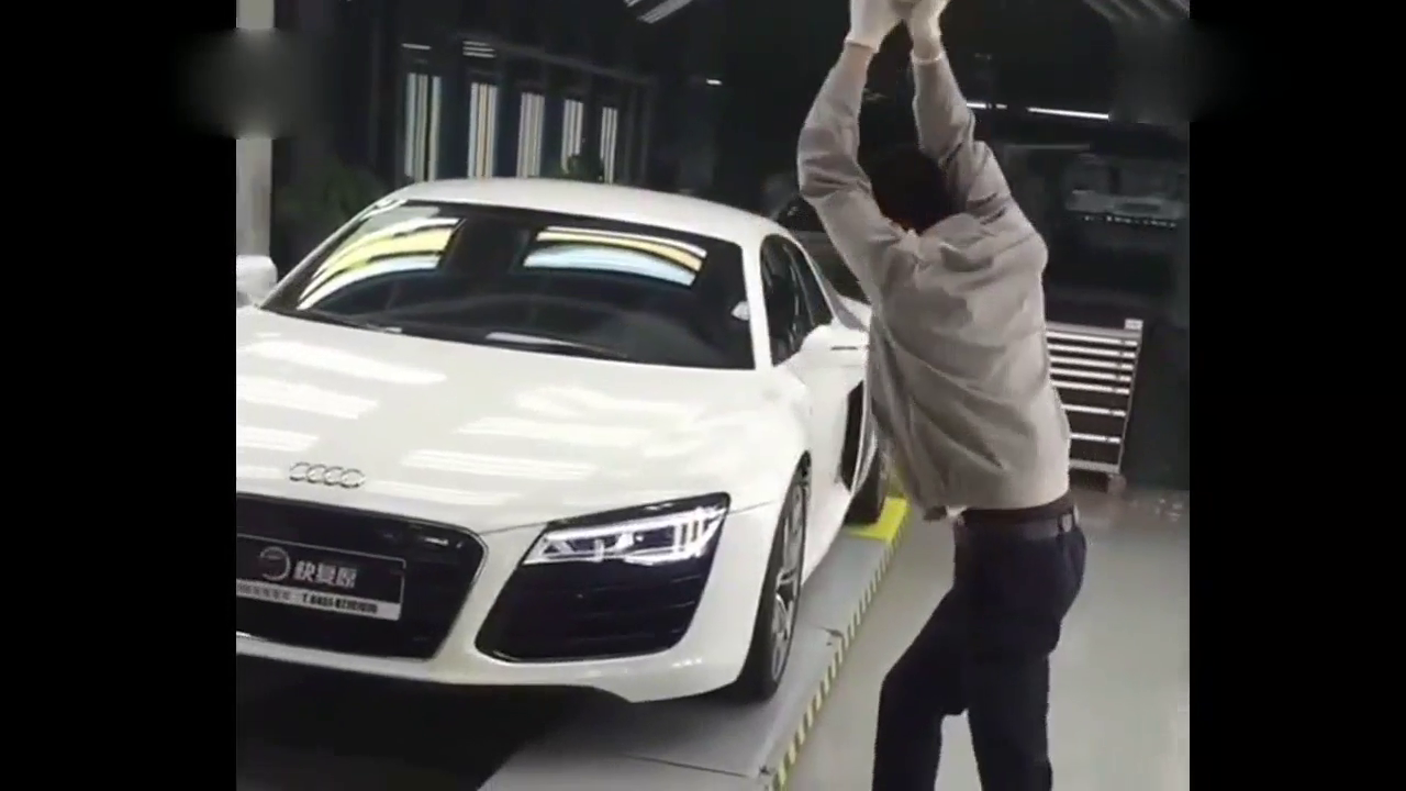 真砸啊，也太不爱惜了，这好像是奥迪跑车吧