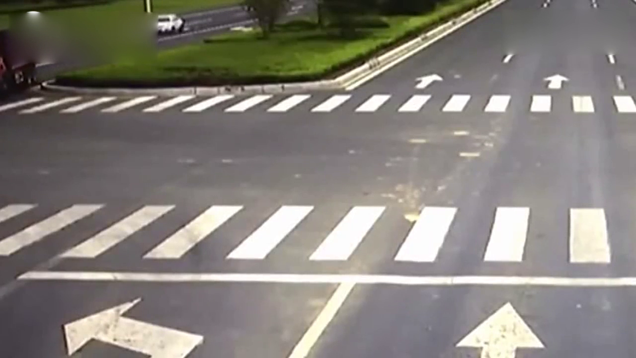 眼睁睁看着大卡车拐弯，黑色奔驰依旧不减速，最终失去了生命