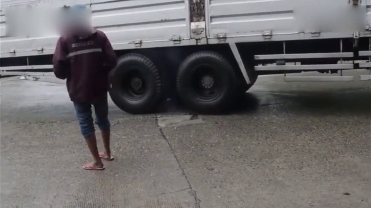 这斜坡弯道真是大卡车的克星，满载货车车轮打滑都上不去的节奏