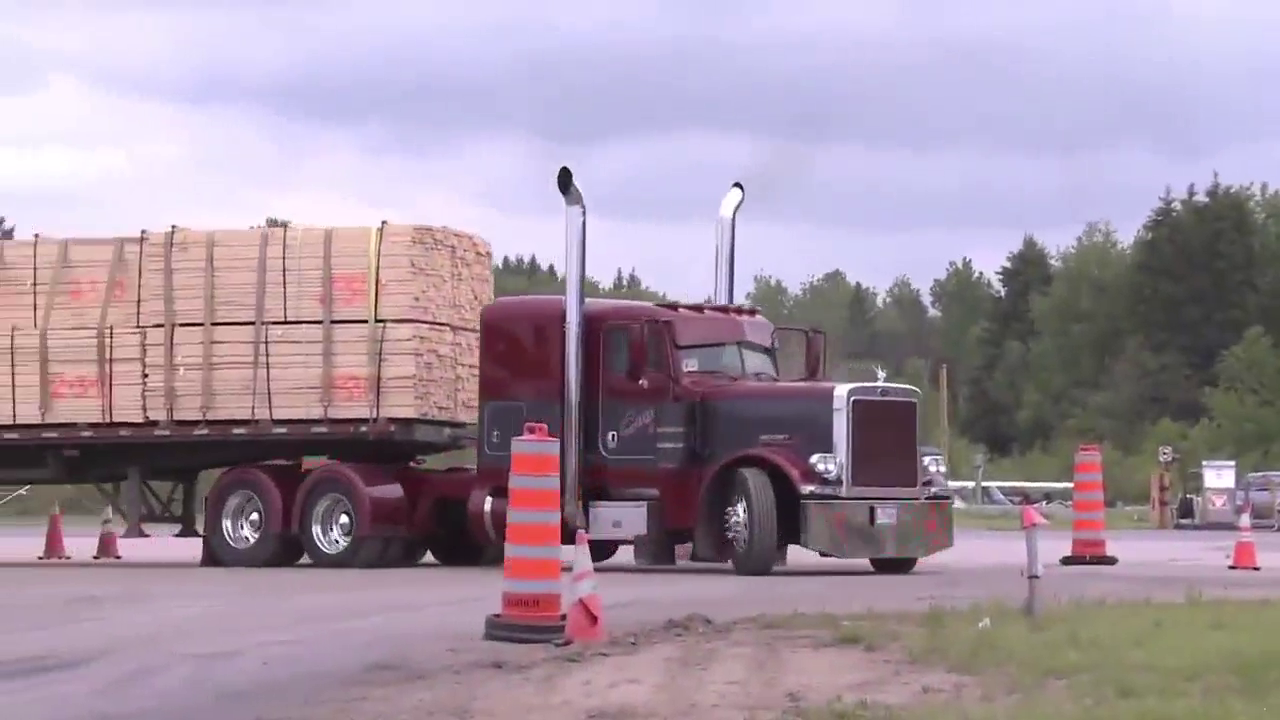 拉货照样跑 看卡车间的直线加速对飙