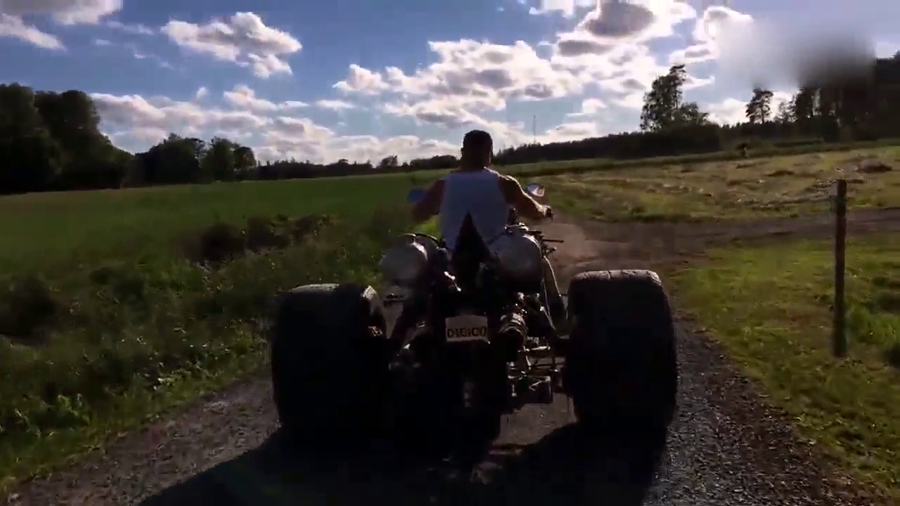 骑在卡车发动机上什么感觉？牛人后院自造V8发动机三轮摩托车