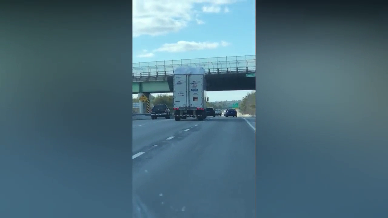 够惊险的！卡车顶上的雪被天桥给“清除”了