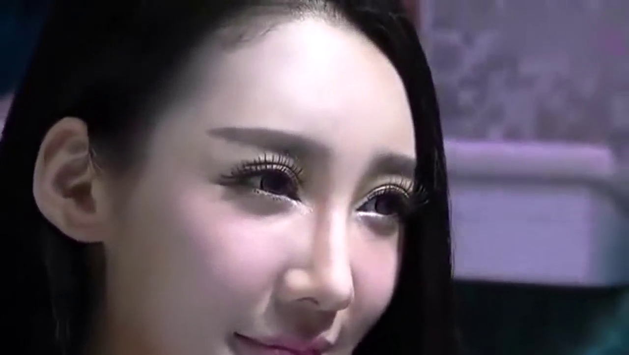 大众车展, 美女车模身穿蓝色裙子有种特别尊贵的气质!