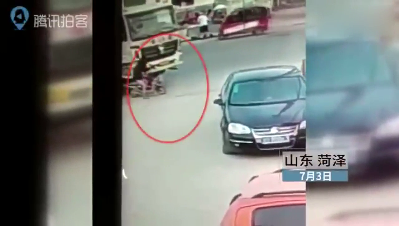 监拍女孩骑电动车遭大车碾压 暖心阿姨安慰：别害怕了 别害怕了