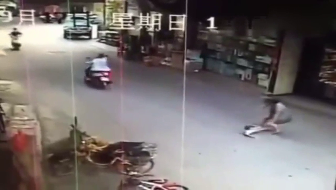 监拍电动车撞倒幼童车主逃逸 母亲抱起孩子狂追