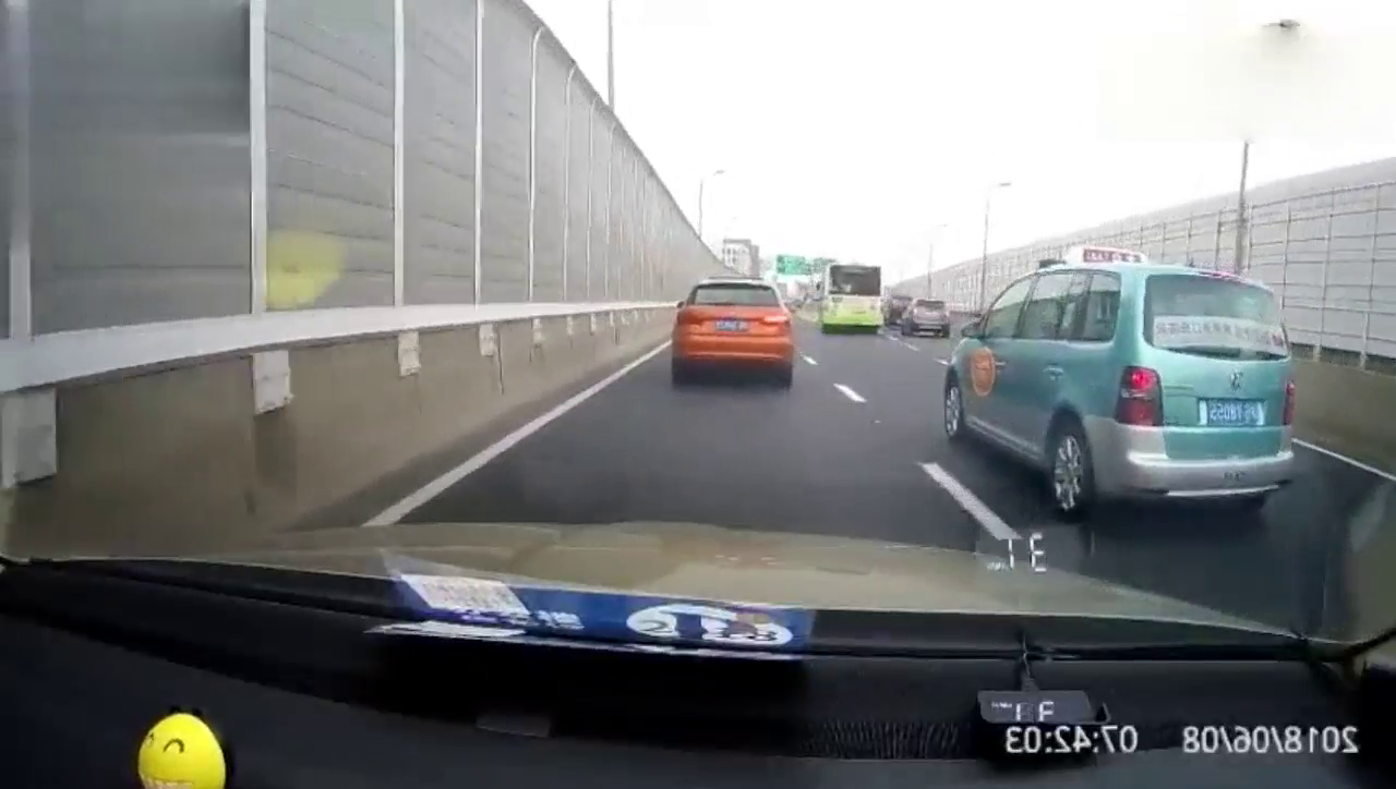 出租车强势加塞，欺负我不会开车，真是罪不可恕