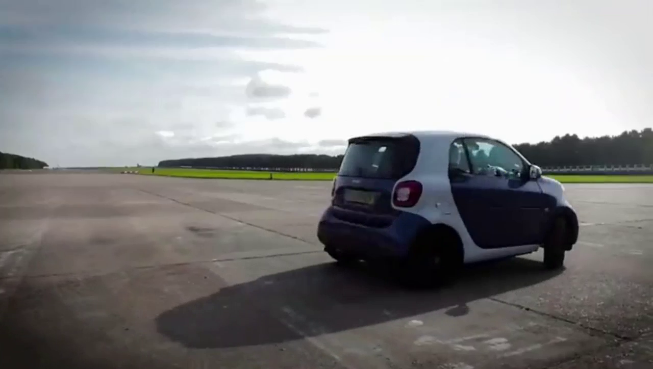 房车与跑车赛跑，奔驰smart跑来凑热闹