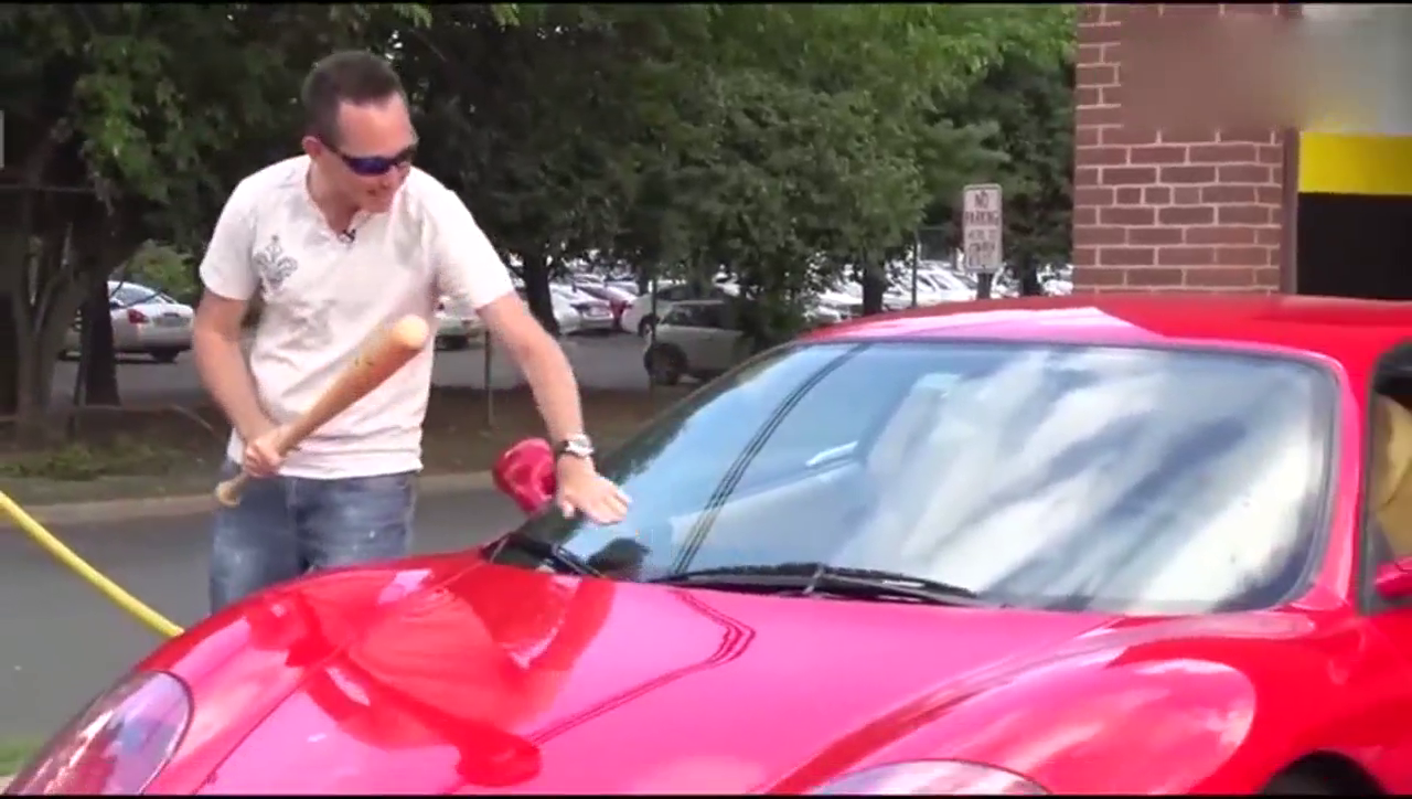 小伙生气的时候，才知道法拉利跑车的质量有多好