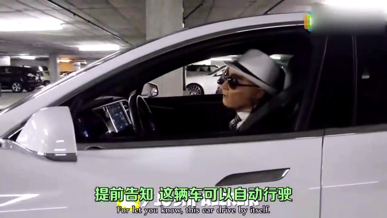 赛车手假扮老人驾驶出租车睡觉开车，看乘客们如何应对！