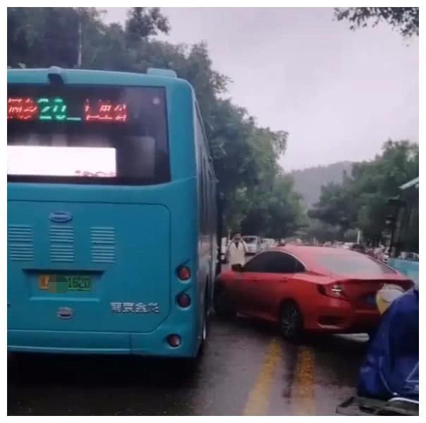 思域双黄线调头,撞上逆行公交车,交警一句话,车主连连喊冤
