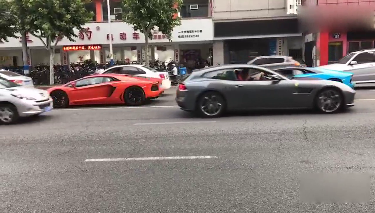 几百万的跑车就在我面前，而我只能看看