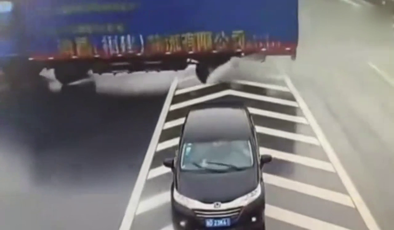 大卡车急刹车，没想到后坐力太强，这下轿车悲剧了