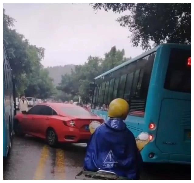 思域双黄线调头,撞上逆行公交车,交警一句话,车主连连喊冤