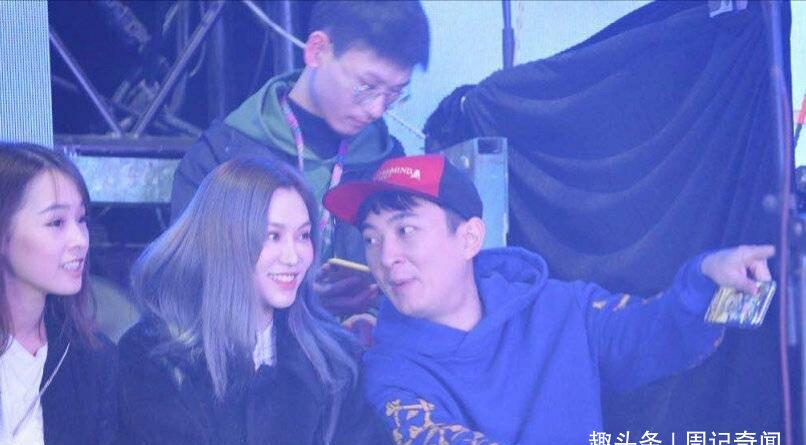 王思聪携女伴现身《即刻电音》现场,正对大张