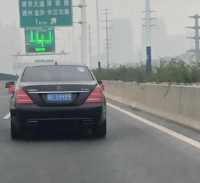 南通江海大道实拍奔驰S600L，车牌
