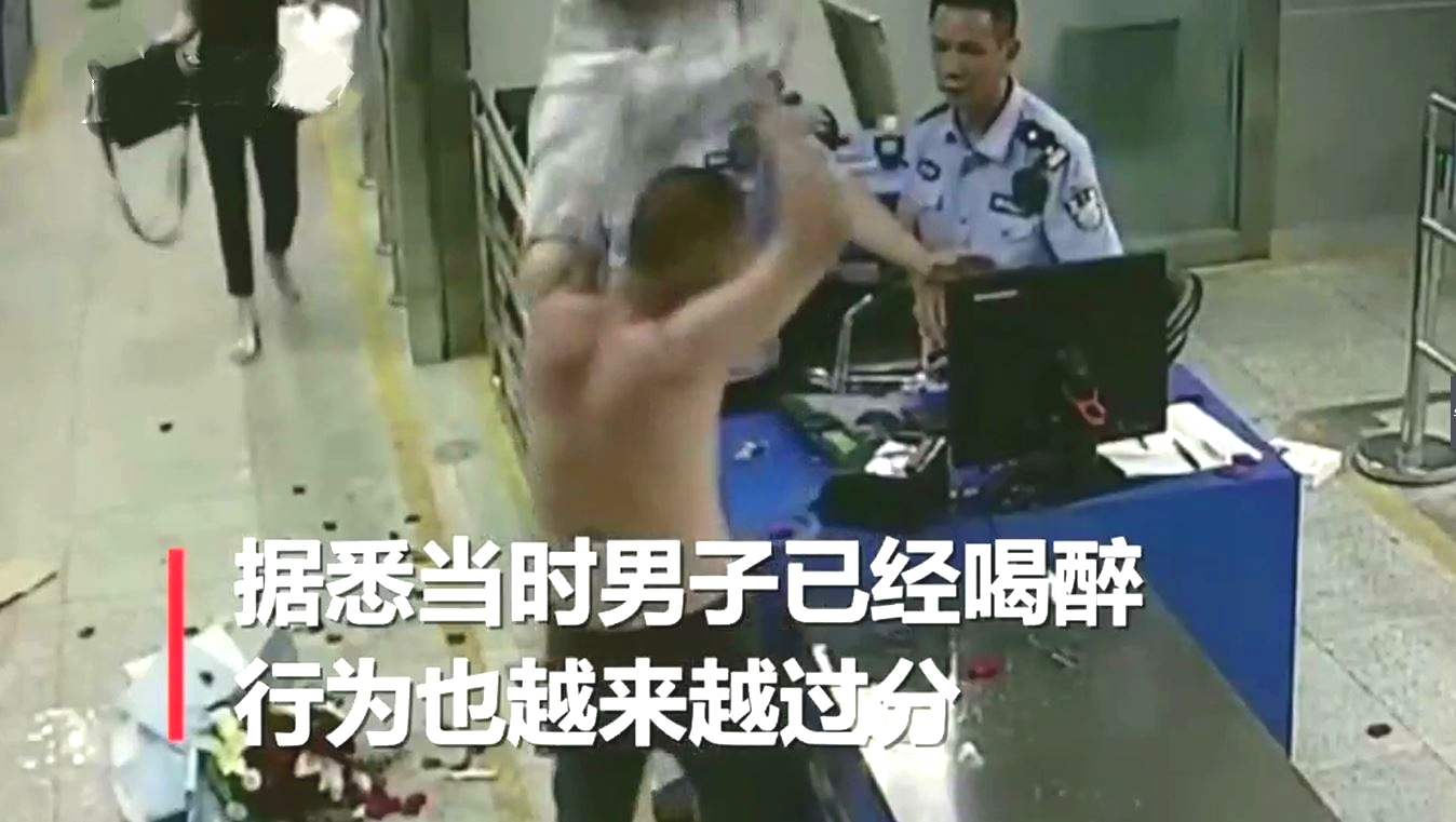 醉酒男入境闯关闹事当众脱衣用拖鞋狂扇妻子民警冷静一点