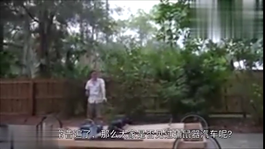国外小哥骑着带有巨型鼠夹的车上路，这一路可比敞篷跑车还拉风！