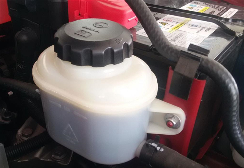 老司机：保养的时最容易忽略的1个地方，长期不换方向盘都转不动