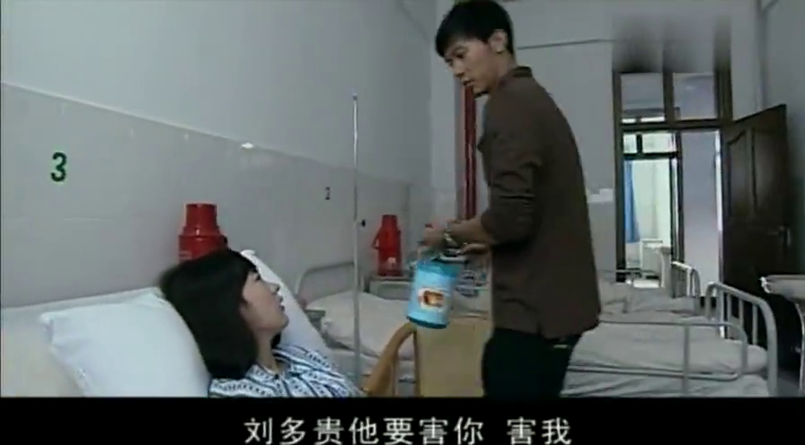 女子怀孕后不想让人发现,用绳子勒肚子,最后受伤被