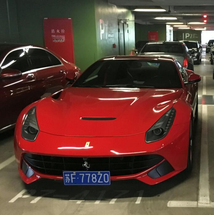 南通星湖大道某地库实拍法拉利F12，气场秒杀众车！
