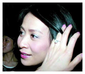 女星的鸽子蛋值多少钱？范冰冰无名指都是钻石，林心如的就小气了