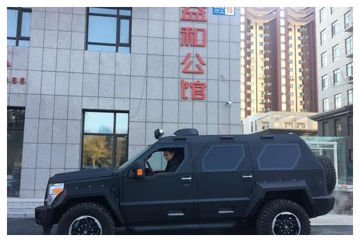 这才是马路“坦克”长近6米,重3吨5300多万却吃92号粗粮