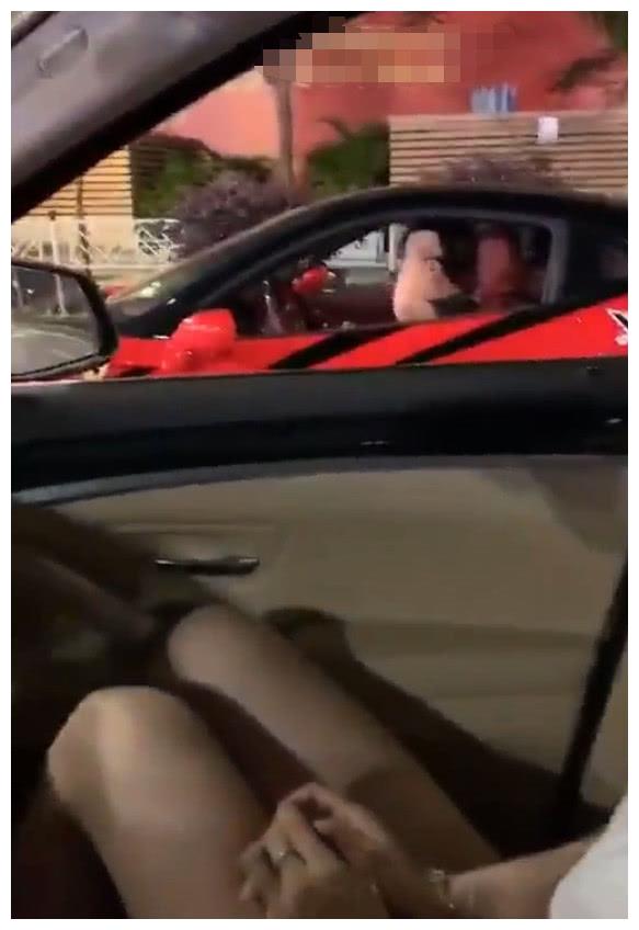法拉利车主偶遇宝马,看到宝马车的副驾驶,我要这法拉利有何用?