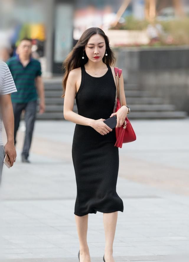 街拍路人,休闲清新的时尚穿搭美女,穿出时尚俏丽好气质