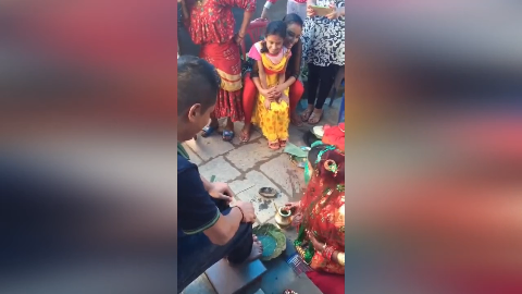 尼泊尔女人地位低 结婚进门第一件事令人脸红