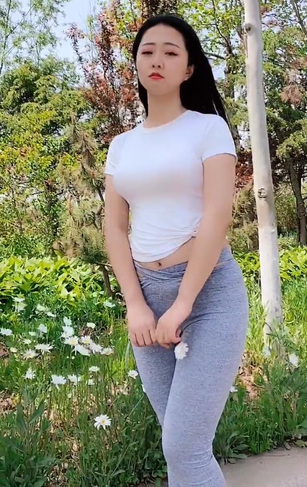 与瑜伽裤的搭配，微胖美女也能绽放出100分的美!|瑜伽裤|胖美女|紧身_新浪网
