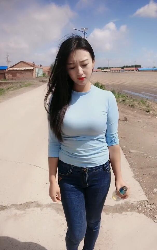 东北美女网红穿搭普通却依然很有女人味
