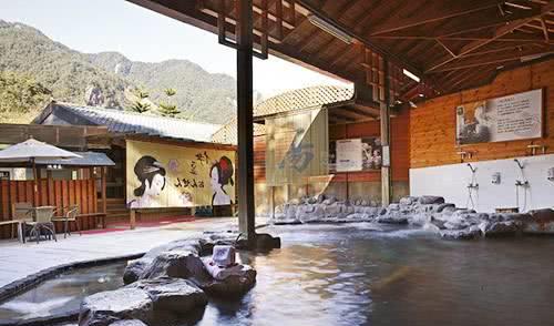 中国游客在日本被点名,便利店现中文标语,要求