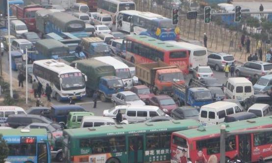 年关将近，交通部通知：“开四停四”要来了，车主：过年不开车？