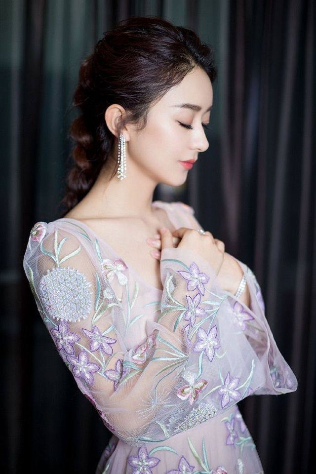 娱乐圈侧颜女神，刘亦菲仅排第三，赵丽颖靠后，第一是她!