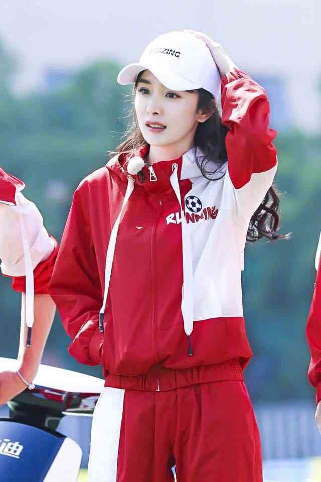 杨幂今晚《跑男》的这身红色运动装有没有惊艳