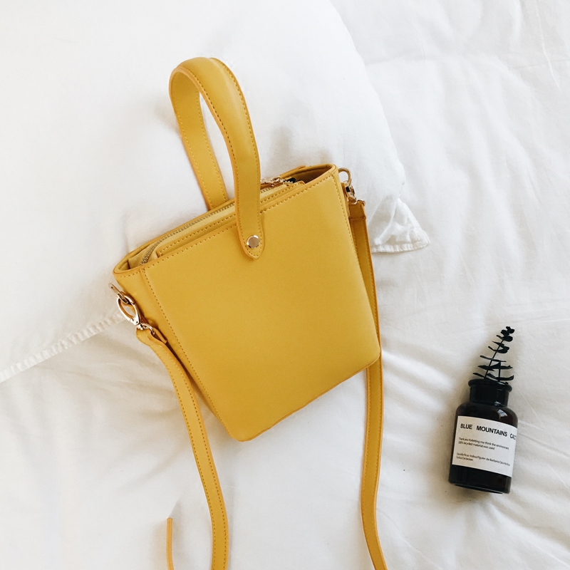 女人过40岁,拿个包包去老气,如今流行这7款,显