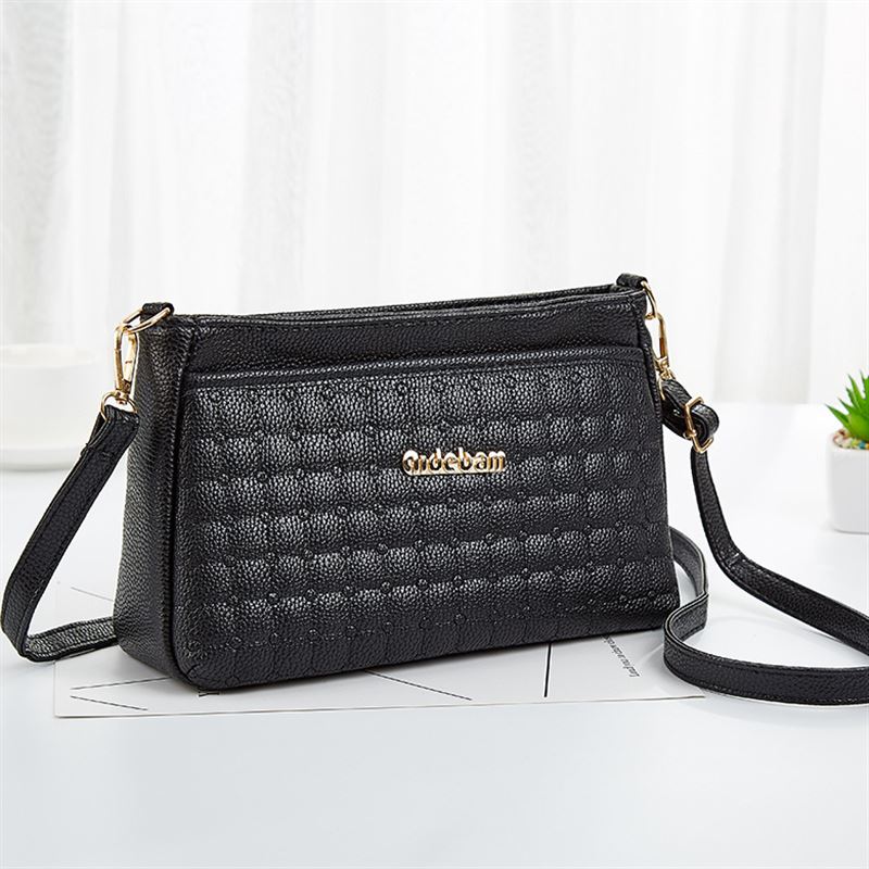 女人过40岁,拿个包包去老气,如今流行这7款,显