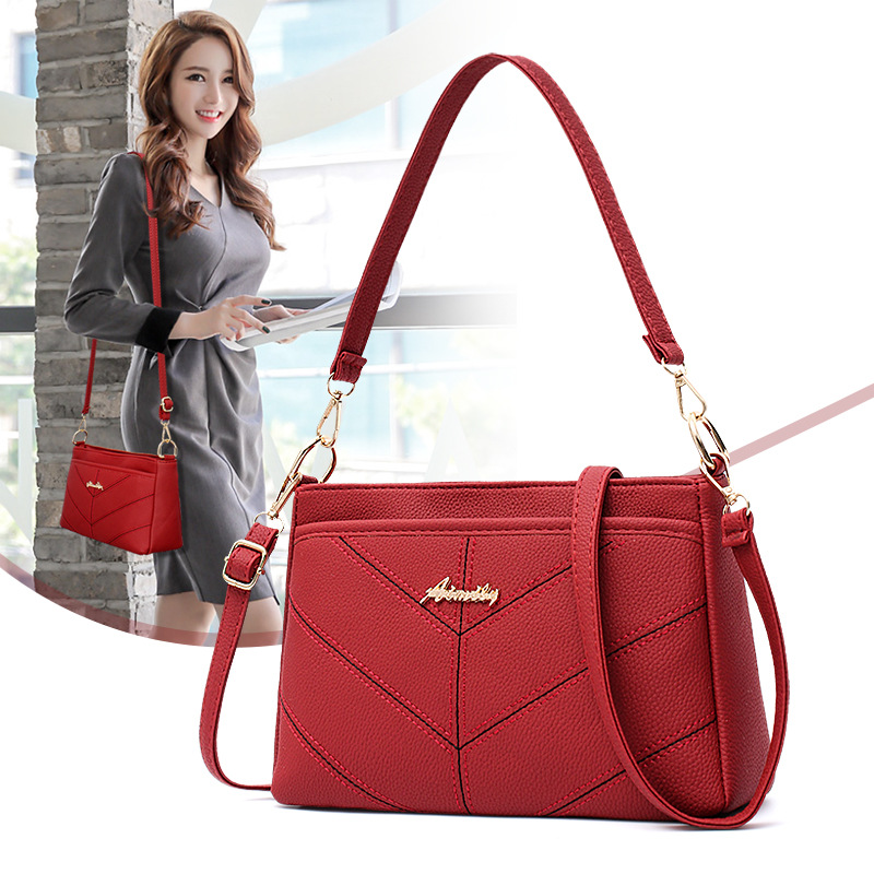 女人过40岁,拿个包包去老气,如今流行这7款,显