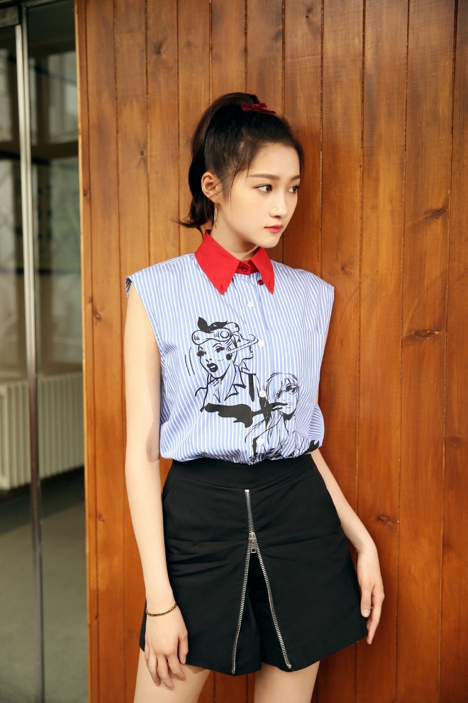 近日,关晓彤出席某活动,她身穿俏皮A字裙,脚踩