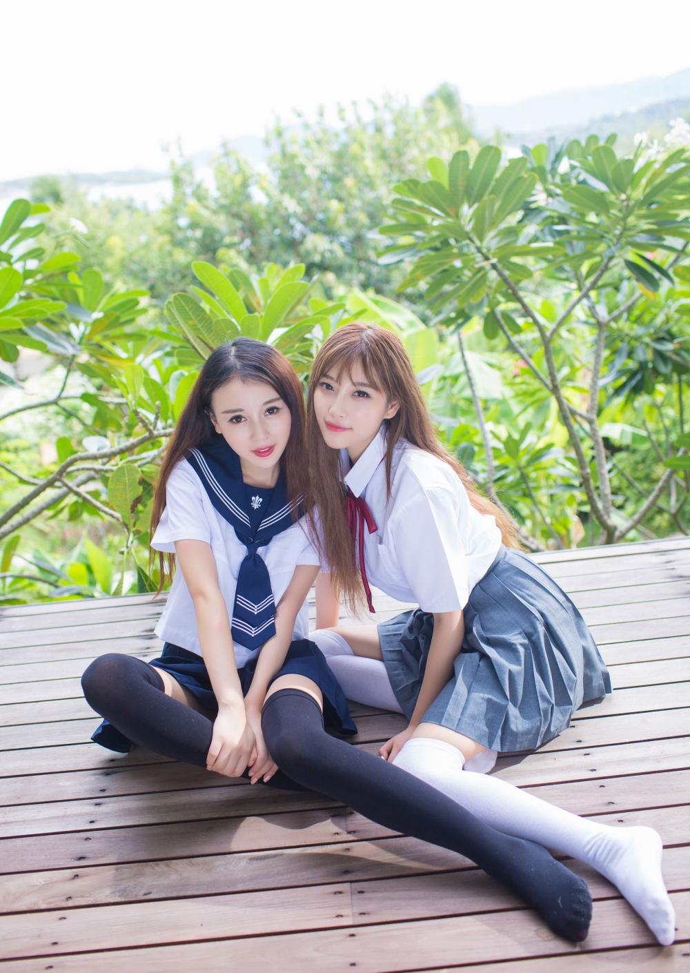 两个职校女生穿着过膝袜日系校服比美, 哪个更妩媚?