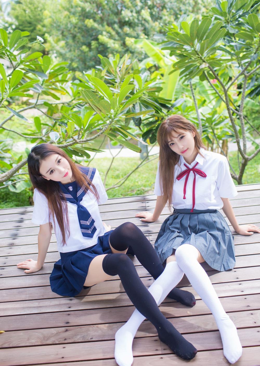 两个职校女生穿着过膝袜日系校服比美, 哪个更妩媚?