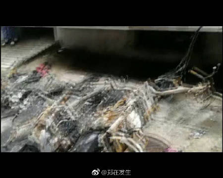 飞线充电太危险 深夜致电动车着火熏黑整栋楼