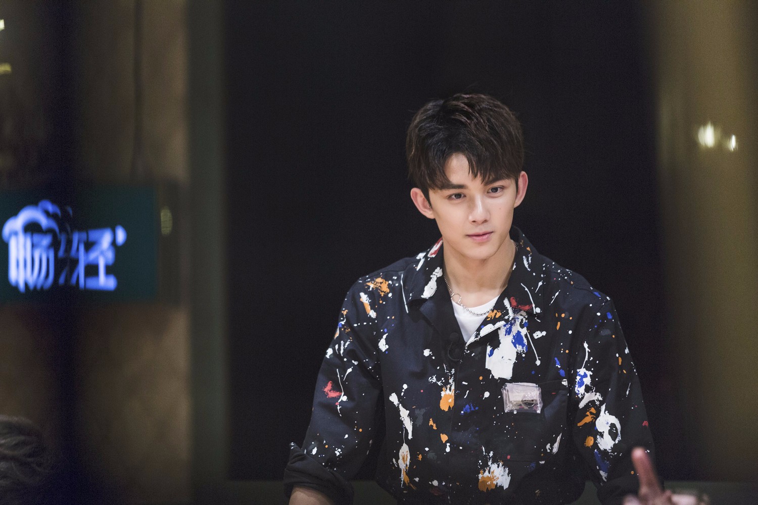 马思纯深陷恋情笑成花 只因邓伦送糖表白还霸