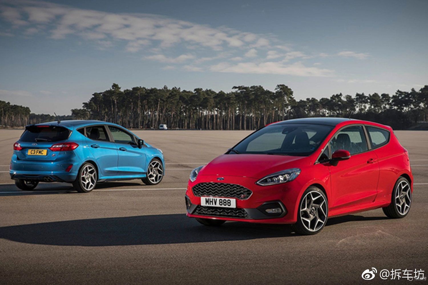 日前，福特官方发布了新嘉年华ST的官图