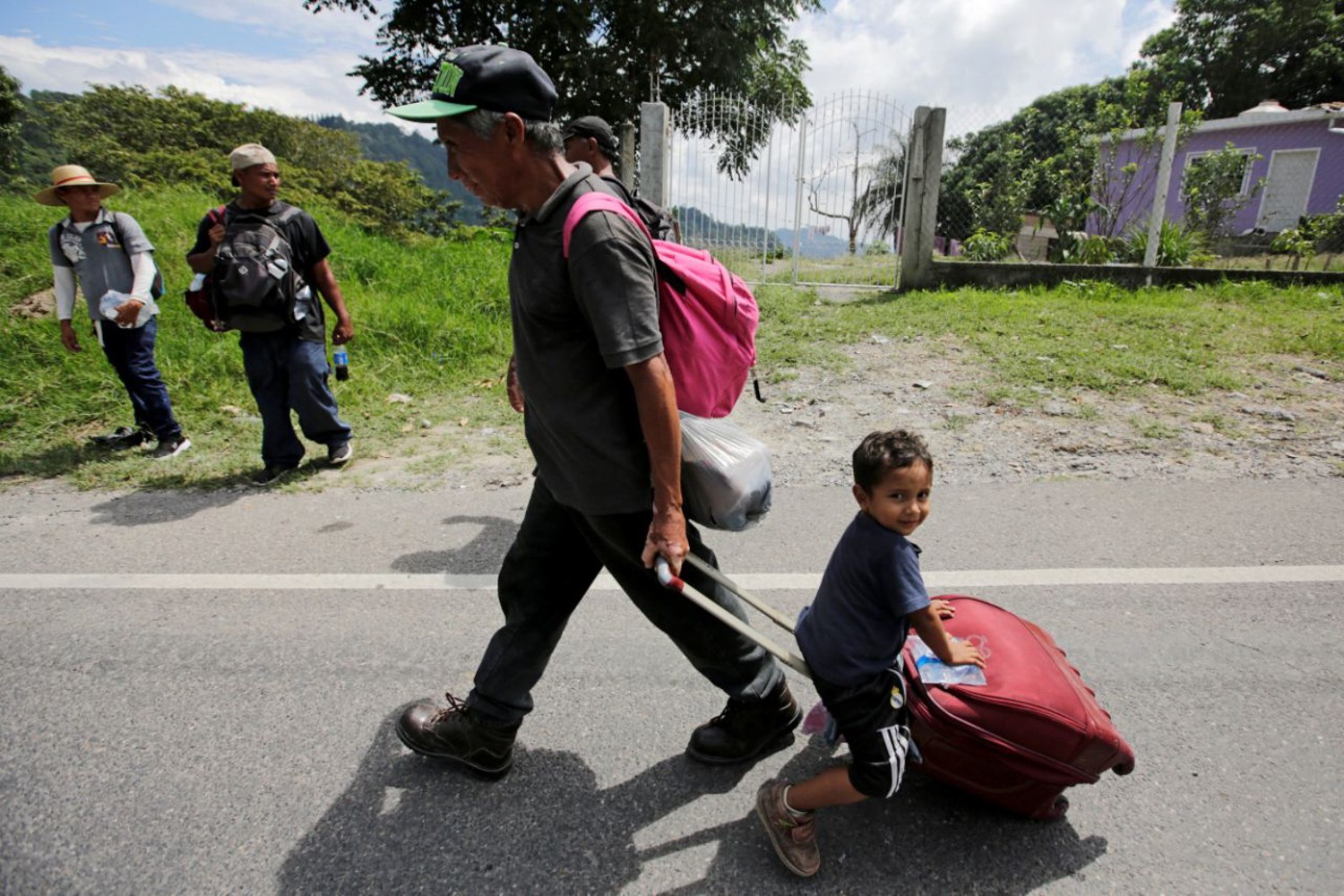 为逃离贫困和暴力 千余洪都拉斯难民拖家带口
