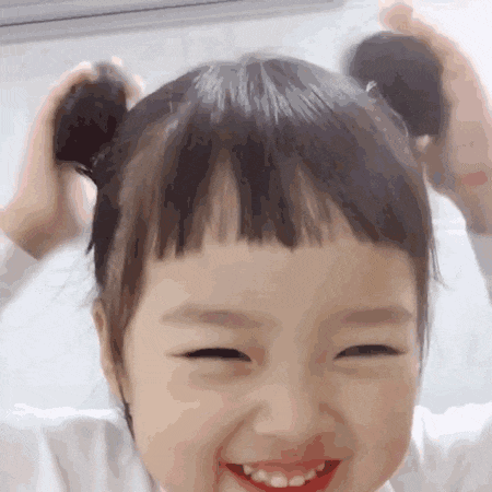 她是韩国的一位小网红,因可爱的外表和活泼搞怪的性格走红,跟民国一样